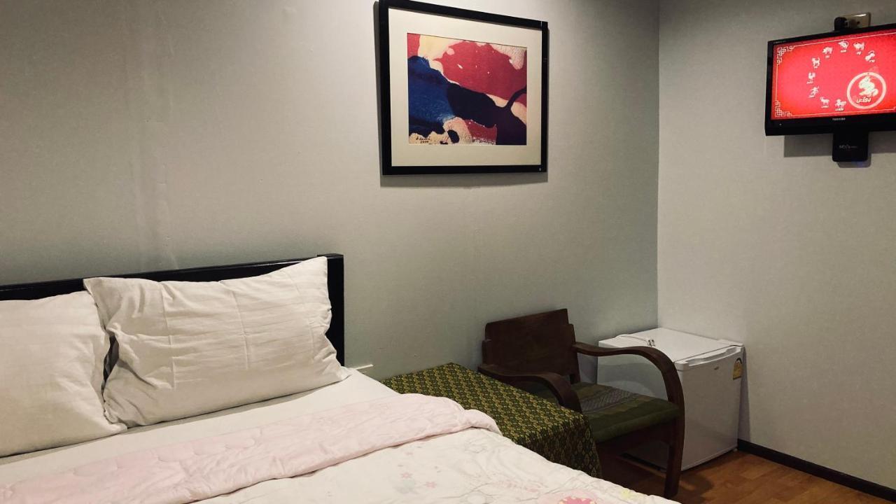 Noom Guesthouse Лопбури Экстерьер фото