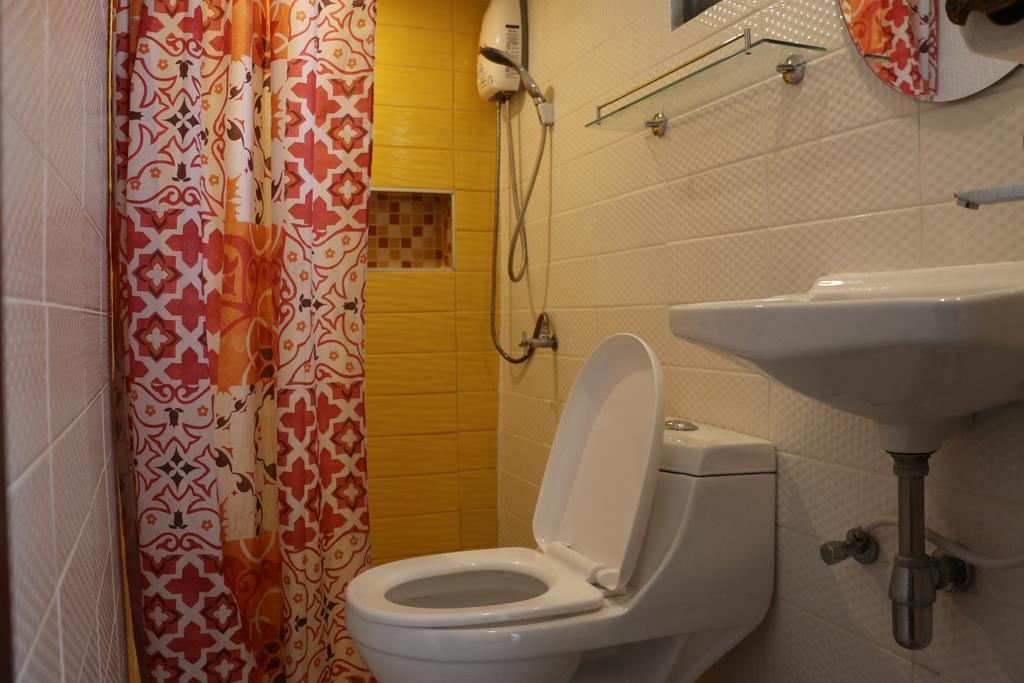 Noom Guesthouse Лопбури Экстерьер фото