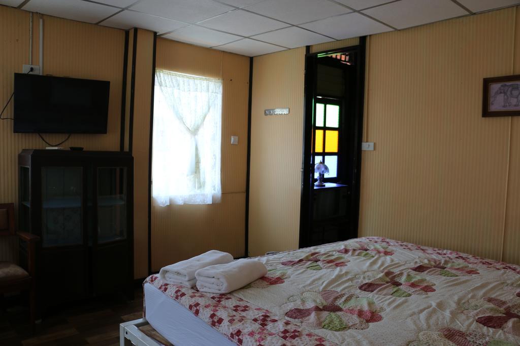 Noom Guesthouse Лопбури Экстерьер фото