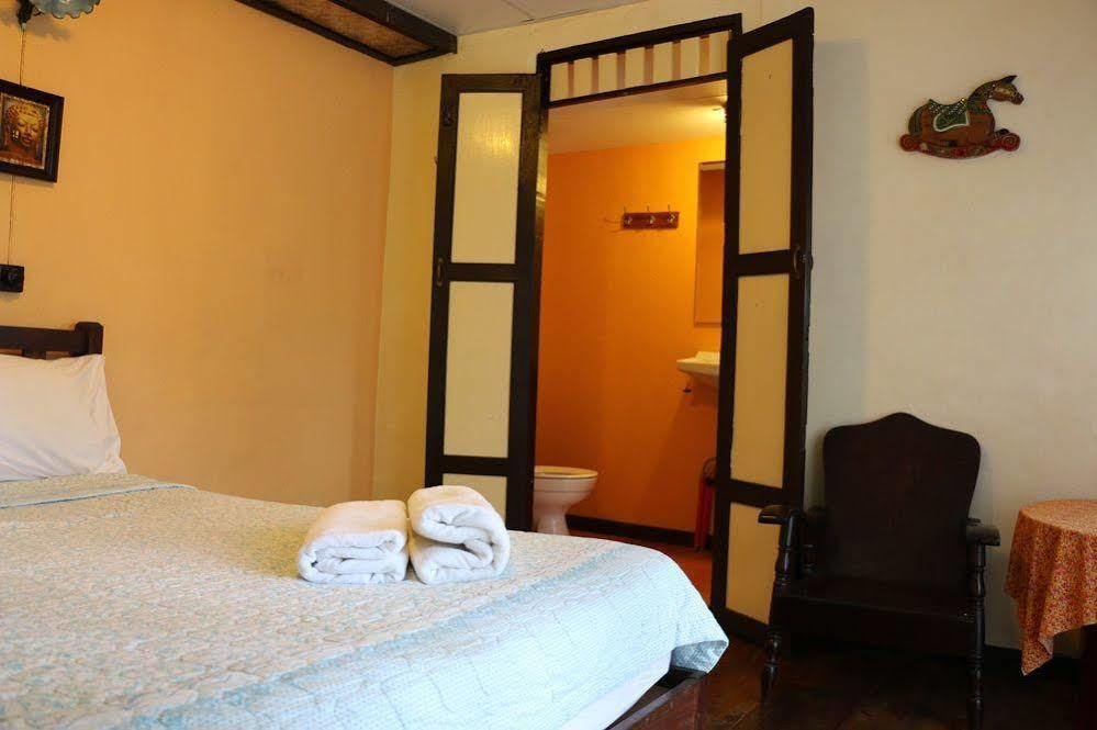 Noom Guesthouse Лопбури Экстерьер фото