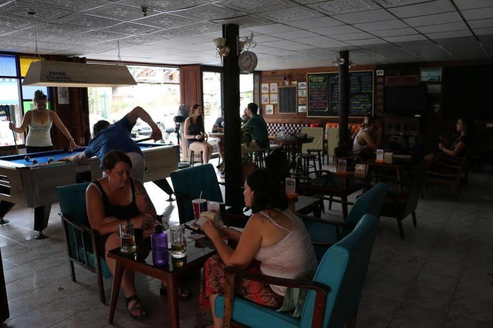 Noom Guesthouse Лопбури Экстерьер фото