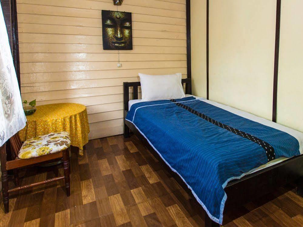 Noom Guesthouse Лопбури Экстерьер фото